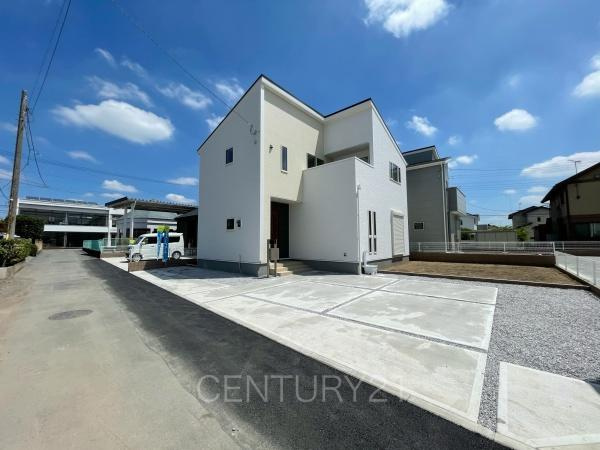 伊勢崎第3茂呂町 2号棟の前面道路含む現地写真|並列駐車可能な駐車場