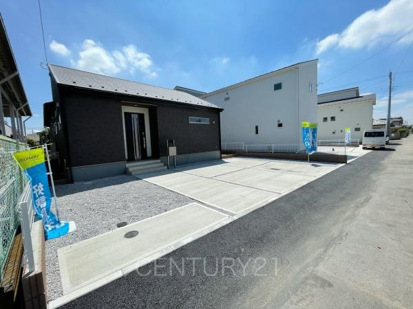 伊勢崎第3茂呂町 1号棟の前面道路含む現地写真|並列駐車可能な駐車場