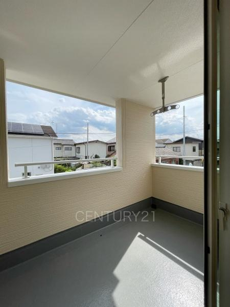 第2前橋総社町植野 3号棟のバルコニー|天井付きバルコニーは急な雨にも安心。
干した洗濯物や布団が外壁に干渉しづらい、天井吊り下げ式の物干し金具付き。