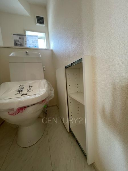 第2前橋総社町植野 3号棟のトイレ|１階トイレ壁部分に埋め込み収納付き。
ペーパーストックに便利です。
