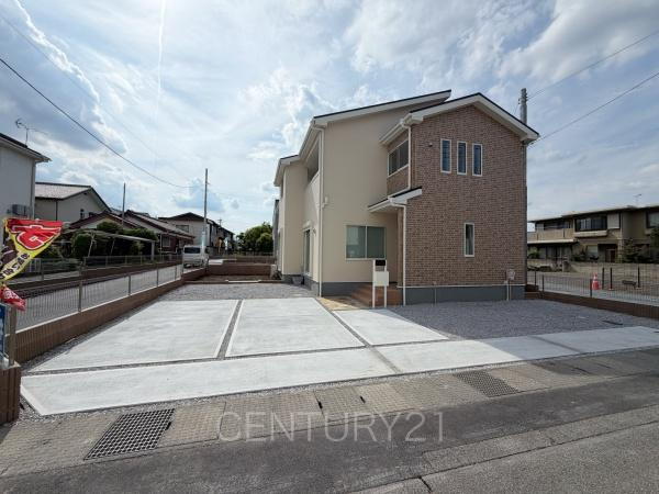第2前橋総社町植野 3号棟の前面道路含む現地写真|並列駐車可能な駐車場