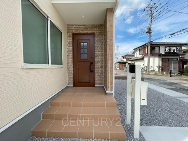 第2前橋総社町植野 3号棟の玄関|スマートキー付きの玄関。
鍵を探すことなくドアの開閉が可能です。
郵便物を守る鍵付きポストです。
インターホンは録画機能付きで防犯面に優れます。