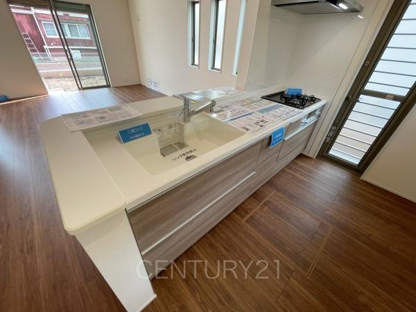 第2前橋総社町植野 2号棟のキッチン|シンクも大きく洗い物もしやすい浄水器付。シャワーヘッドは引き出し可能、シンクの隅々まで洗い流せます。