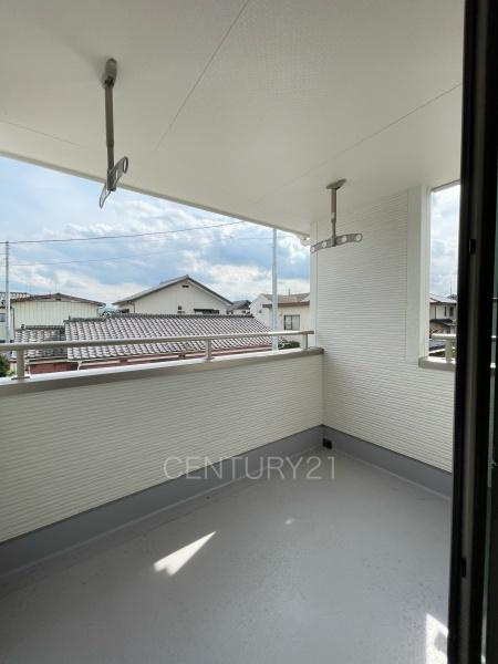 第2前橋総社町植野 2号棟のバルコニー|天井付きバルコニーは急な雨にも安心。
干した洗濯物や布団が外壁に干渉しづらい、天井吊り下げ式の物干し金具付き。