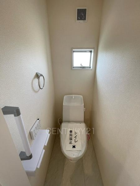 第2前橋総社町植野 2号棟のトイレ|２階トイレです。
温水シャワー洗浄機能付き。
手摺り付きです。