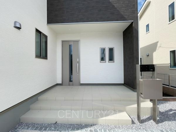 第2前橋総社町植野 2号棟の玄関|スマートキー付きの玄関。
鍵を探すことなくドアの開閉が可能です。
郵便物を守る鍵付きポストです。
インターホンは録画機能付きで防犯面に優れます。