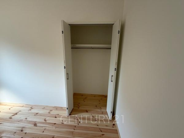 POCHE吉岡町漆原の収納|ハンガーパイプ付きクローゼットです。