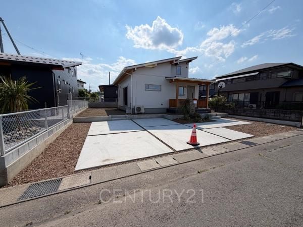 POCHE吉岡町漆原の前面道路含む現地写真|並列駐車可能な駐車場スペースです。