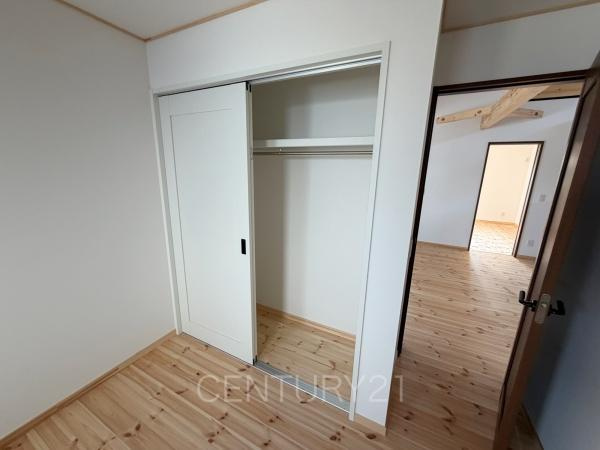 COVACO吉岡町漆原の収納|ハンガーパイプ付きクローゼットです。