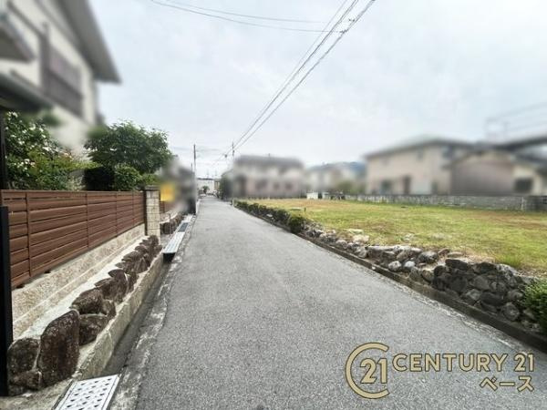 ファーストタウン疋田 ３号地　建築条件なし土地の前面道路含む現地写真|■現地撮影写真■広々とした前面道路で駐車も楽々！