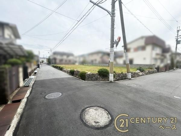 ファーストタウン疋田 ４号地　建築条件なし土地の前面道路含む現地写真|■現地撮影写真■広々とした前面道路で駐車も楽々！