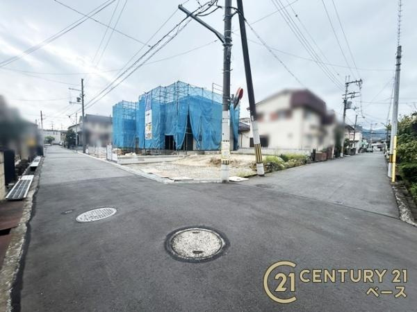ファーストタウン疋田 ４号地　建築条件なし土地の前面道路含む現地写真|■現地撮影写真■広々とした前面道路で駐車も楽々！