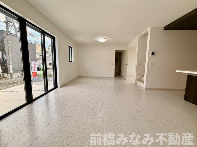 【新築】前橋市城東町1期　限定１棟　テラシエ　新築建売の居間・リビング|こちらのリビングで趣味の時間をお楽しみください