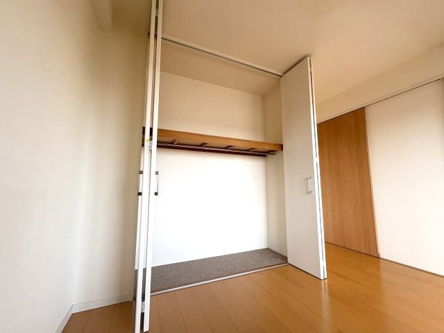 サーパス大輪町南の収納|洋室5.5帖　クローゼット