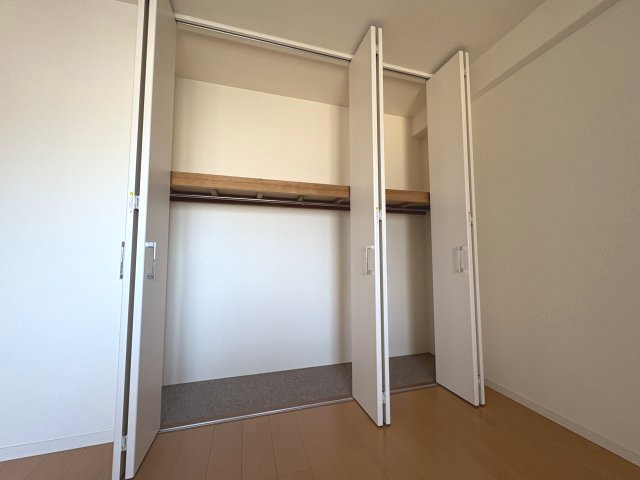 サーパス大輪町南の収納|洋室7帖　クローゼット