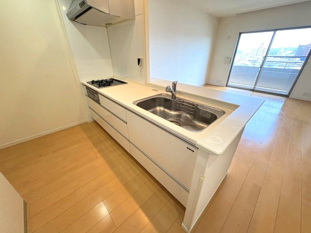 サーパス大輪町南のキッチン|カウンターキッチンなのでリビングにいるご家族と会話を楽しみながらお料理ができます！