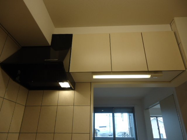 Ｍａｉｓｏｎ　ｄｅ　Ｃｈａｔ　ｂｌａｎｃのキッチン|キッチン上部