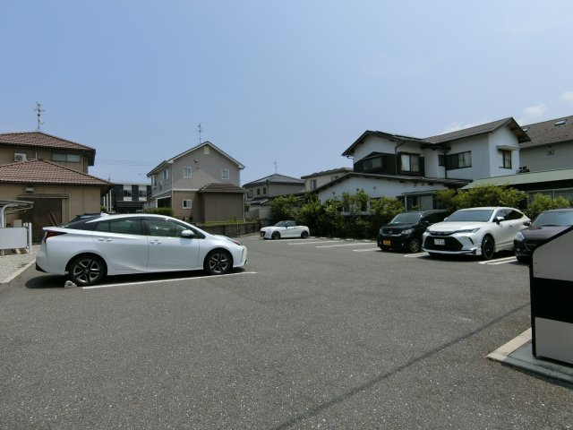 フルール・ユーの駐車場