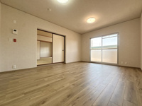 【居間・リビング】 | 日商岩井新福陵マンション2号棟☆仲介手数料無料☆ | リビングダイニングは家具の配置がしやすいゆとりある設計。キッチンや浴室などの水回りも機能性とデザイン性を兼ね備えており、日々の家事を心地よくサポートします。