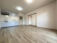 【居間・リビング】 | 日商岩井新福陵マンション2号棟☆仲介手数料無料☆ | 【陽光注ぐ広々LDK】大きな窓から明るい光が差し込む、開放感あふれるリビング。家族が集う中心の場として、ゆったりとした家具配置が可能です。日当たりの良さをぜひ現地で体感してください。