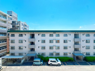 【展望】 | 景観を楽しみながら家族で寛げる、開放感あふれるリビングです。高層階ならではの陽当りと風通しの良さが、日々の暮らしに心地よいゆとりを与えてくれます。家族が集まる場所だからこそ、質にこだわった空間です。