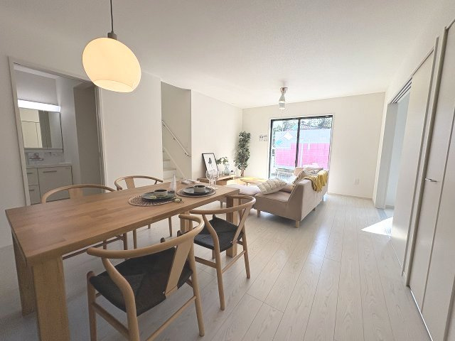 【居間・リビング】 | 春日市松ヶ丘6丁目1期　2号棟（全2棟）【仲介手数料無料・0円】 | 施工例。施工例は完成時と異なる場合があります。