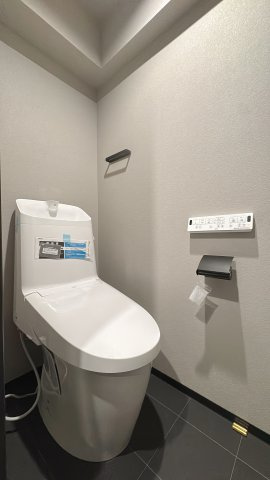 【トイレ】 | 小笹コーポ☆仲介手数料無料☆ | トイレは掃除がしやすいフチなし形状の節水モデルを採用。手洗いカウンターを別途設けることで、来客時も案内しやすい上質な空間に仕上がりました。