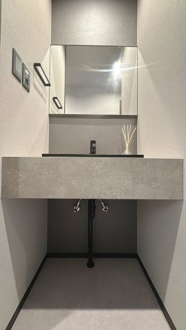 【独立洗面台】 | 小笹コーポ☆仲介手数料無料☆ | 温もりを感じるカウンターに、実験用シンクのような広々とした陶器ボウルを採用。タイル使いや真鍮のアクセントなど、細部までこだわり抜いた一点ものです。