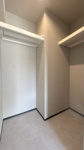 【収納】 | 小笹コーポ☆仲介手数料無料☆ | 大容量のウォークインクローゼット。衣類から季節物までスッキリ整理可能です。