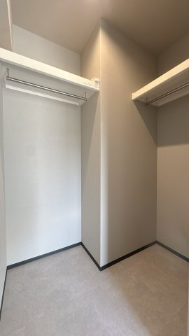 【収納】 | 小笹コーポ☆仲介手数料無料☆ | 大容量のウォークインクローゼット。衣類から季節物までスッキリ整理可能です。