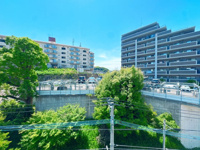【展望】 | 小笹コーポ☆仲介手数料無料☆ | 丘陵地に位置する閑静な住宅街で、緑が多く落ち着いた雰囲気でありながら、日常の買い物施設が徒歩圏内に充実しているのが特徴です。