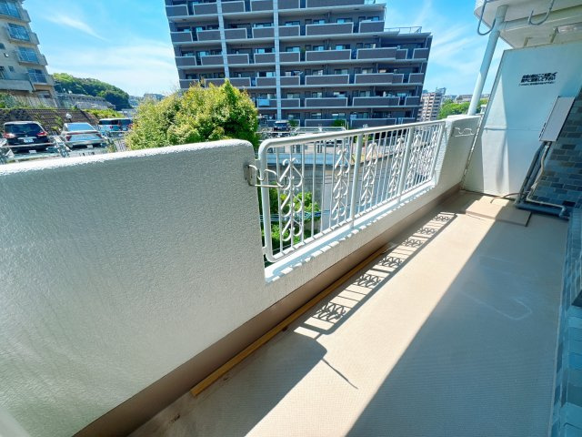 【バルコニー】 | 小笹コーポ☆仲介手数料無料☆ | 大通りから一歩入った、静かで落ち着いた住宅エリアに位置しています。周辺は街灯も整備されており、夜間の帰宅も安心。都会の喧騒を離れ、心地よい暮らしを実現できます。