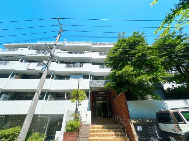 【外観】 | 小笹コーポ☆仲介手数料無料☆ | 最寄り駅（地下鉄桜坂駅など）までは距離がありますが、その分バス便が非常に充実しています。「小笹」バス停からは、天神・博多方面への本数が多く、中心部へのアクセスはバス利用がメインとなります。