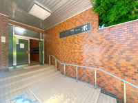 【エントランス】 | 小笹コーポ☆仲介手数料無料☆ | 「サニー 小笹店」（徒歩約5〜6分）が近く、24時間営業のため帰宅が遅い時でも買い出しに困りません。また、少し足を伸ばせば「マルキョウ 小笹店」もあり、価格帯や品揃えで使い分けが可能です。
