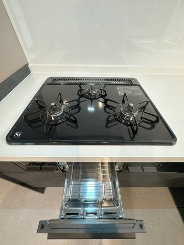 【キッチン】 | 小笹コーポ☆仲介手数料無料☆ | 【3口コンロ完備】機能美を追求したシステムキッチン。作業スペースを確保し、お手入れも簡単です。お料理の時間がもっと楽しく、効率的になる工夫が詰まっています。