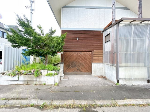 北見市川東２１番地５７　中古売家の駐車場|【現況】屋内式の車庫写真です。