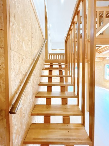 北見市川東２１番地５７　中古売家のその他共用部分|【リフォーム済み】階段には手すりが付いていますので小さいお子さんでも安心です。