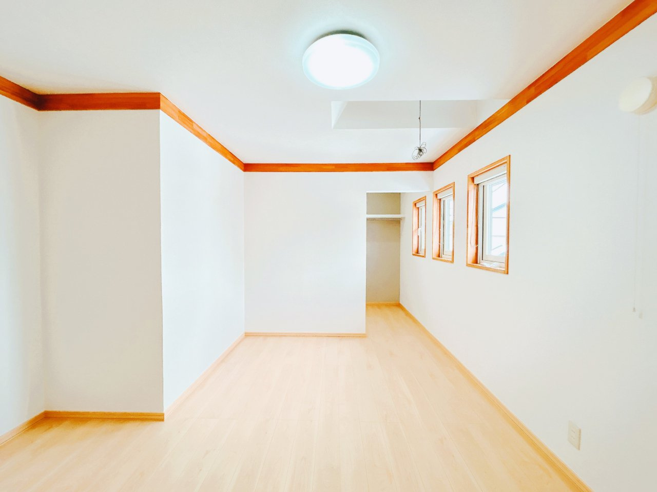 北見市川東２１番地５７　中古売家の洋室|【リフォーム済み】2階約8畳居室にも収納が付いております。