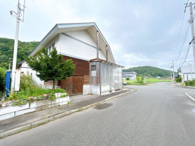 北見市川東２１番地５７　中古売家の前面道路含む現地写真|【前面道路】本住宅は角地になっており接道は北見市所有の公道で幅員が約8.00ｍに面しており、お車の通行は問題なくお車の出し入れにも苦労しないですね。