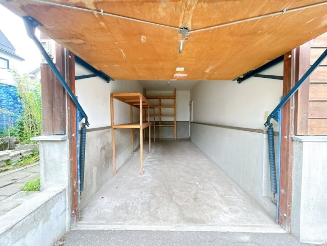 北見市川東２１番地５７　中古売家の駐車場|【現況】駐車スペースにある車庫の内部写真です。棚などが設置されておりますので、お車を入れられる際は撤去ください。