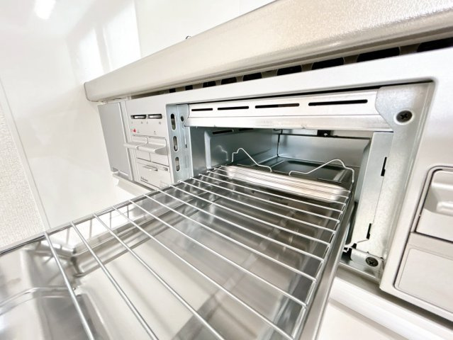 北見市川東２１番地５７　中古売家のキッチン|【リフォーム済み】コンロ下のグリルです。調理の幅が広がります。