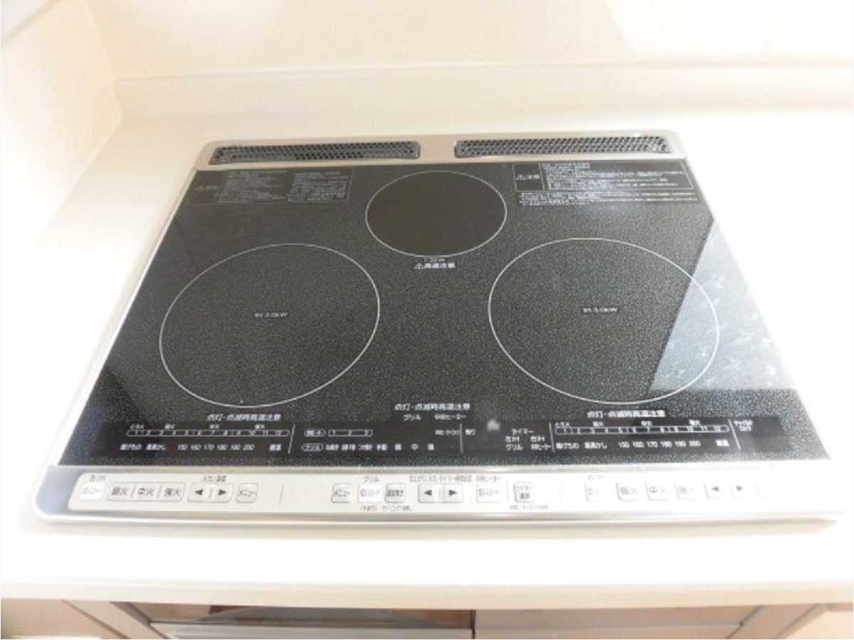 北見市川東２１番地５７　中古売家のキッチン|【リフォーム済み】3口コンロは複数品目一緒に作れ、調理の心強い味方です。