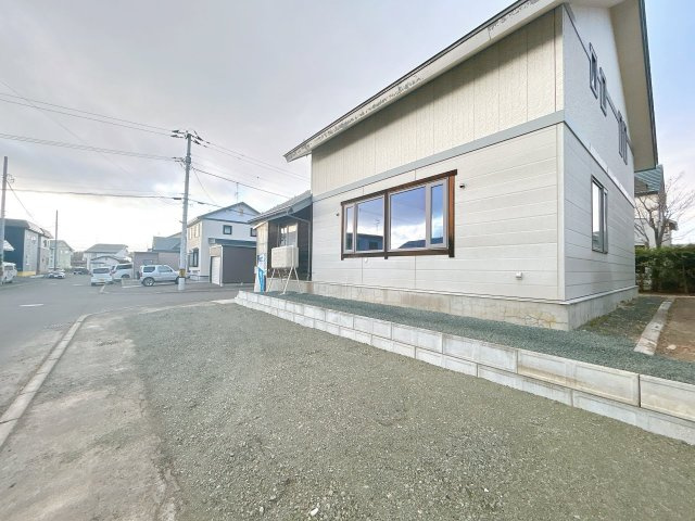 北見市川東２１番地５７　中古売家の外観|【リフォーム中】南側から見た外観写真です。庭を整地し駐車場を作成致します。