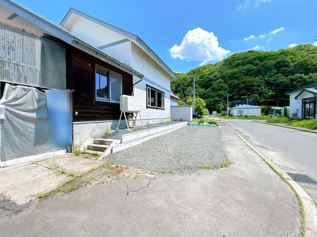北見市川東２１番地５７　中古売家の外観|【リフォーム済】南側から見た外観写真です。庭を整地し駐車場を作成致しました。