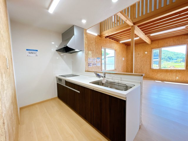 北見市川東２１番地５７　中古売家のキッチン|【リフォーム済み】キッチン写真です。新品のキッチンに交換致しました。対面式にもなっており料理しながらリビングを確認できるので小さなお子様がいても安心して料理ができますね。