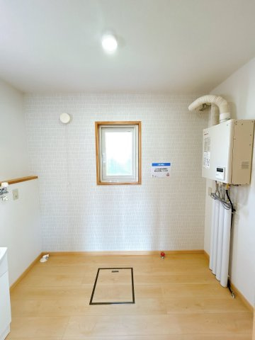 北見市川東２１番地５７　中古売家の脱衣所|【リフォーム済み】脱衣所はフローリングを張り、壁紙の張替えを行いました。