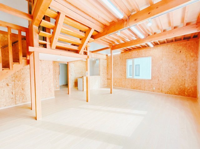 北見市川東２１番地５７　中古売家の居間・リビング|【リフォーム済み】南側からのリビング写真です。床は新品のフローリングを張りました。きれいなリビングで新生活をスタートしてみませんか
