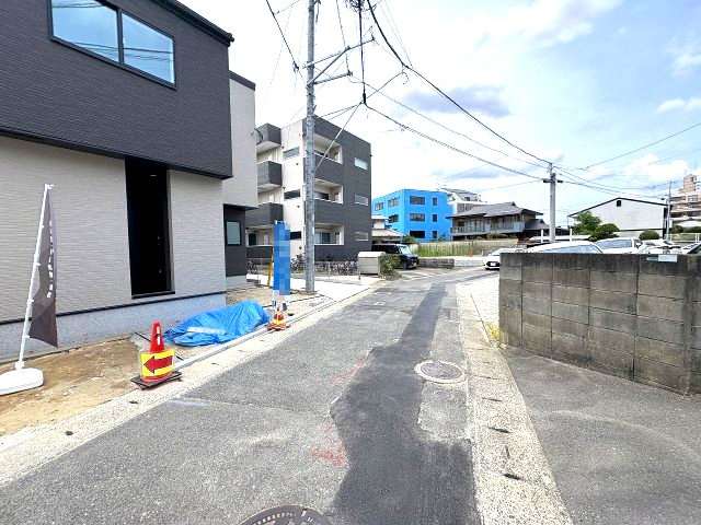 【その他】 | 福岡市博多区新和町2丁目　3号棟（全3棟）【仲介手数料無料・0円】 | 現地写真。前面道路です。