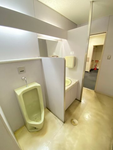 【トイレ】 | NLC新大阪ビジネスゾーンIII番館 | 男女別トイレです。