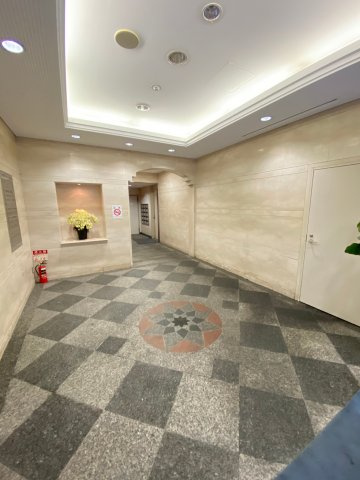 【ロビー】 | NLC新大阪ビジネスゾーンIII番館 | 重厚感のあるエントランス